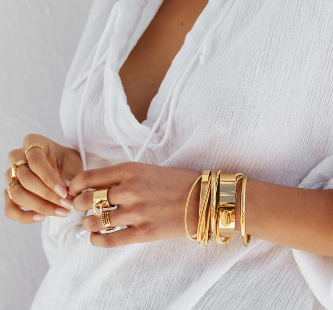 Comment porter des bijoux de style différent harmonieusement ?