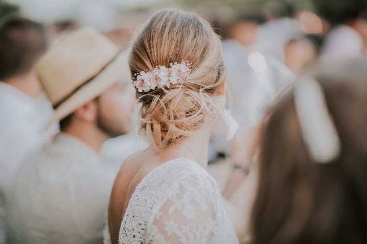 3 coiffures tendances pour un mariage au printemps